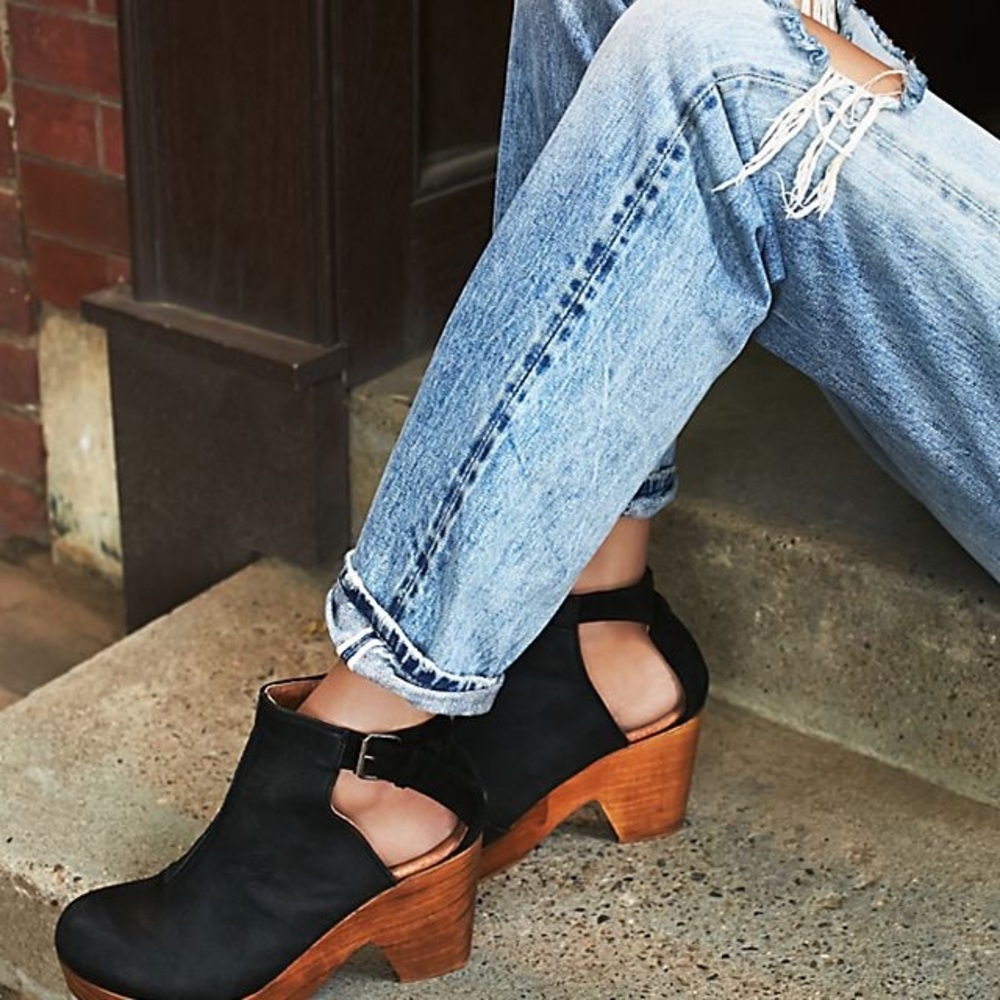 Free People Amber Orchard Clogs (Black). Size 40